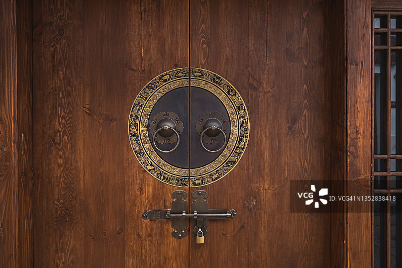 中式古典带铜锁的木门图片素材