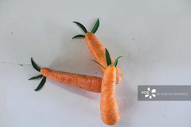 三根新鲜的胡萝卜图片素材