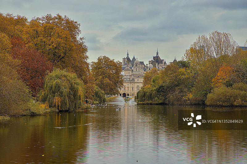 英国伦敦圣詹姆斯公园的秋色图片素材