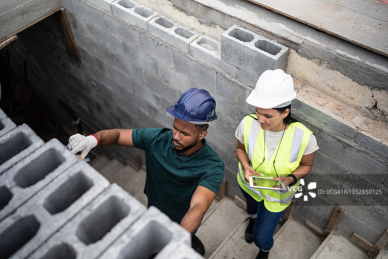 工程师监督砖瓦匠工作图片素材