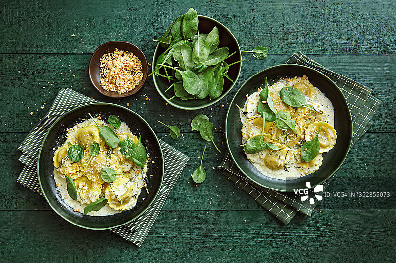 纯素菠菜蘑菇意式饺子图片素材