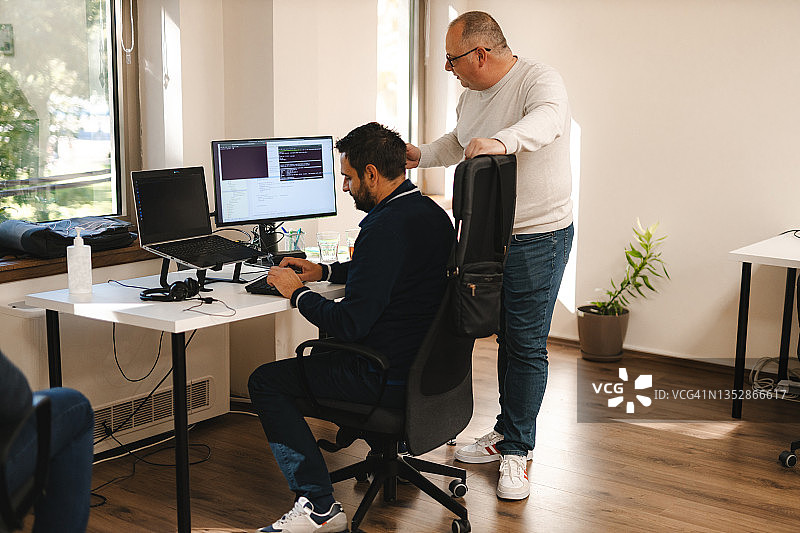 两位程序员在办公室使用电脑工作图片素材