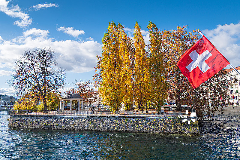秋季日内瓦的瑞士国旗和小岛图片素材