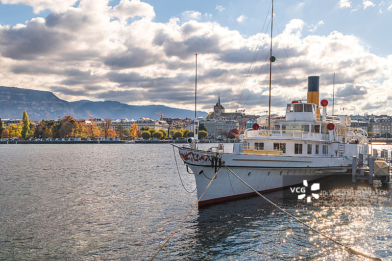 瑞士日内瓦的旧式蒸汽船图片素材