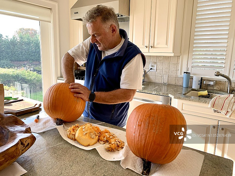 一个男人在掏空南瓜图片素材