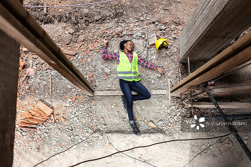 建筑工地事故：工人昏迷图片素材