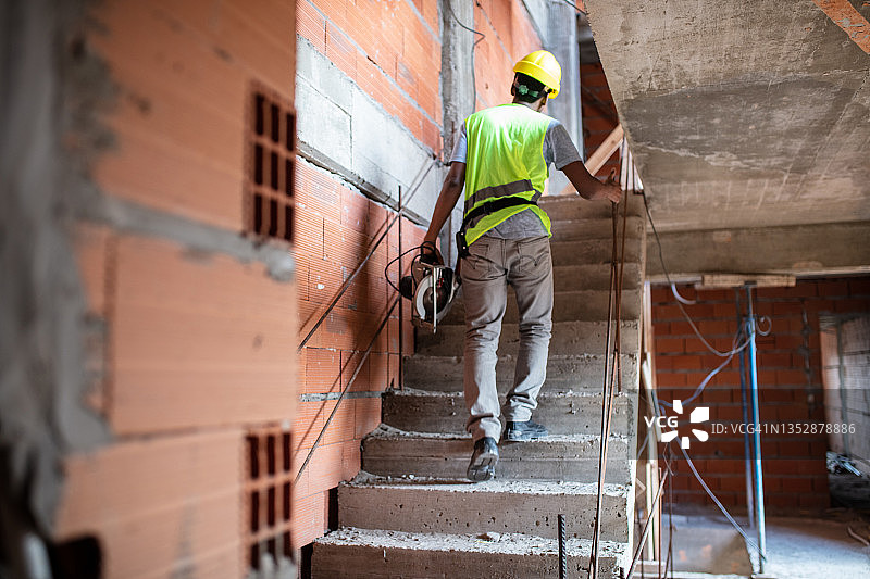 建筑工人在建筑工地工作的背影图片素材