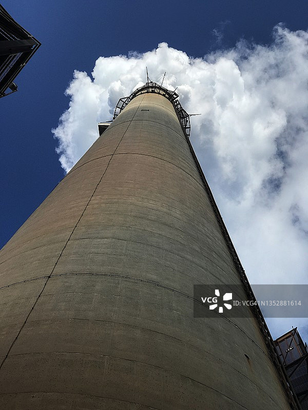 从正下方看到的火力发电厂排放蒸汽的高大烟囱图片素材