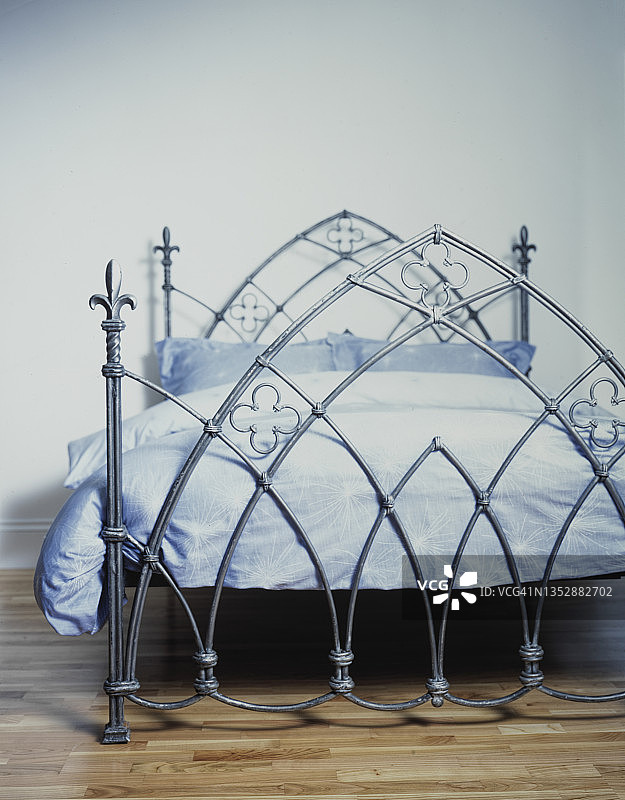 华丽的铁架床图片素材