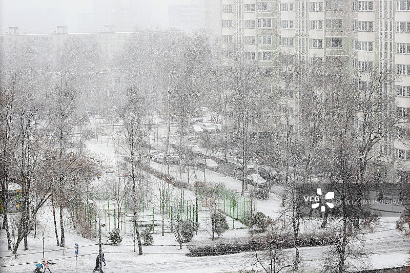 冬季降临：城市雪景图片素材