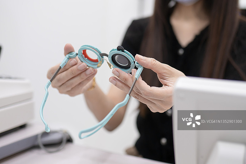 中国女眼科医生选择镜片进行试戴图片素材