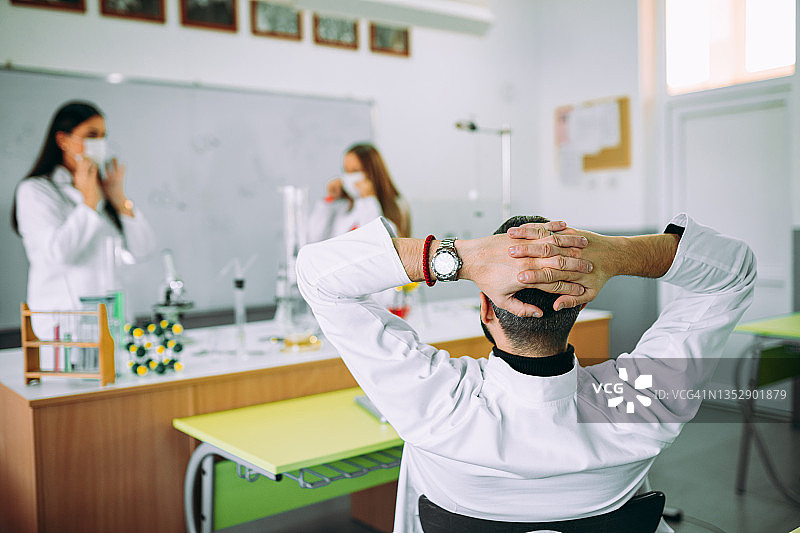 学生使用显微镜和笔记本电脑图片素材