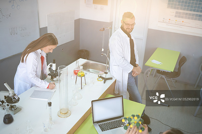 学生在实验室里使用显微镜图片素材