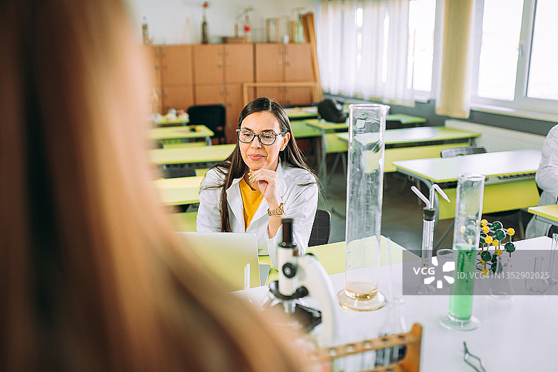 学生使用显微镜和笔记本电脑图片素材