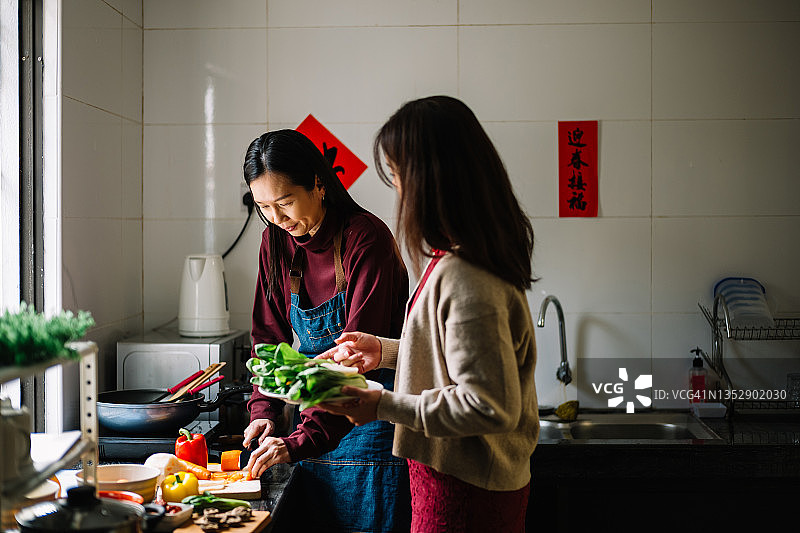 亚裔母女准备中国新年团圆饭图片素材