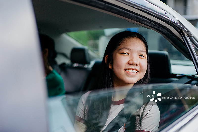 少女的公路旅行图片素材