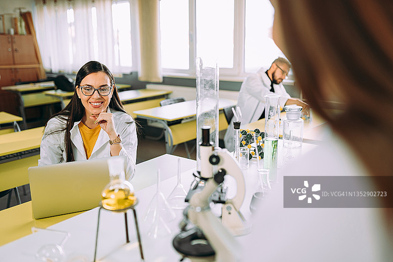 学生在实验室里使用显微镜图片素材
