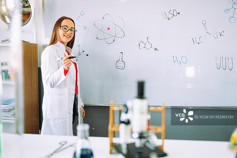 学生使用显微镜和笔记本电脑图片素材