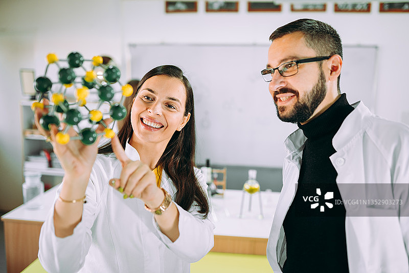 年轻的化学家手持分子模型图片素材