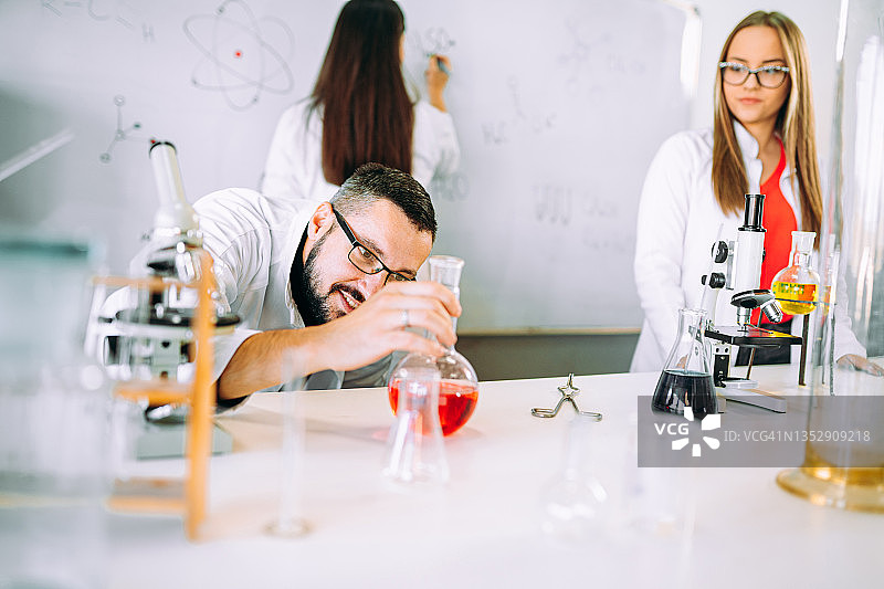 研究科学的化学系学生图片素材