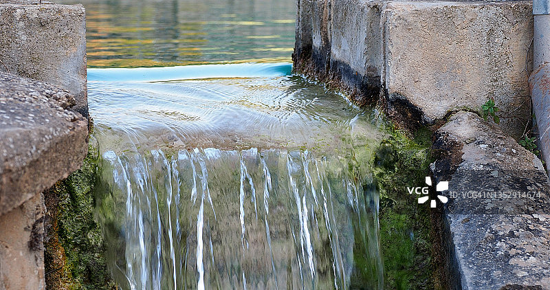 为农田蔬菜农业灌溉而将水排入池塘图片素材