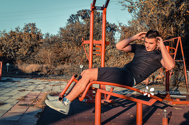 年轻的健壮男人在户外锻炼的照片图片素材