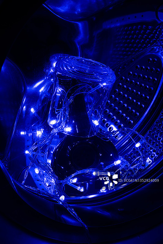 新年和圣诞节的蓝色灯串干邑瓶图片素材