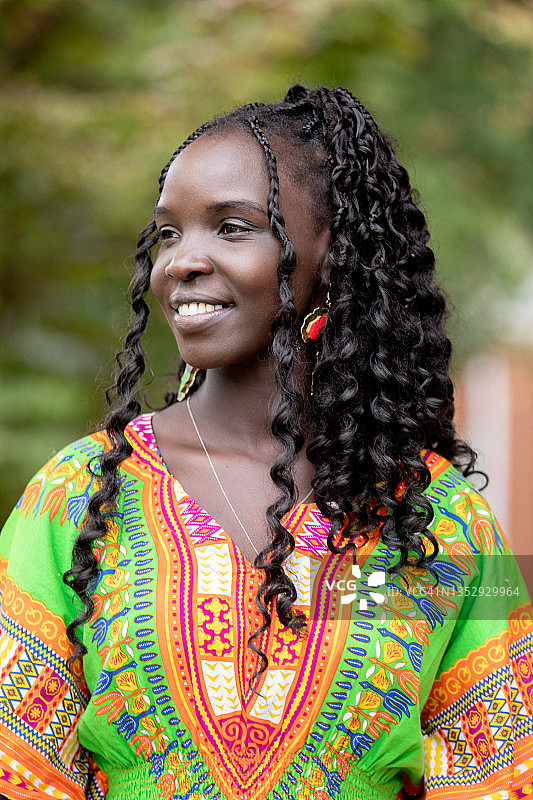 穿着非洲传统服装的女人图片素材