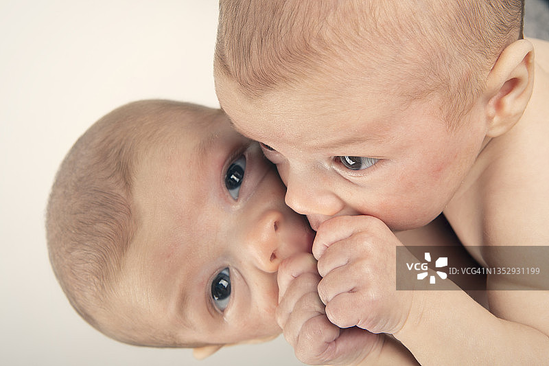 镜中的婴儿倒影图片素材