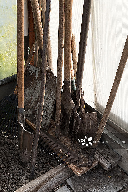 沾满泥土的园艺工具图片素材