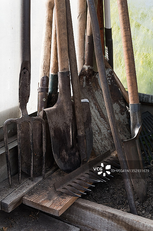 沾满泥土的园艺工具图片素材