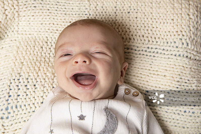 快乐的两个月大的男婴在笑图片素材