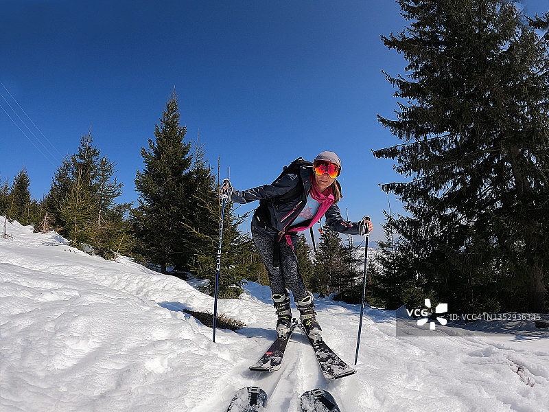 在雪山滑雪旅行的冒险女性图片素材