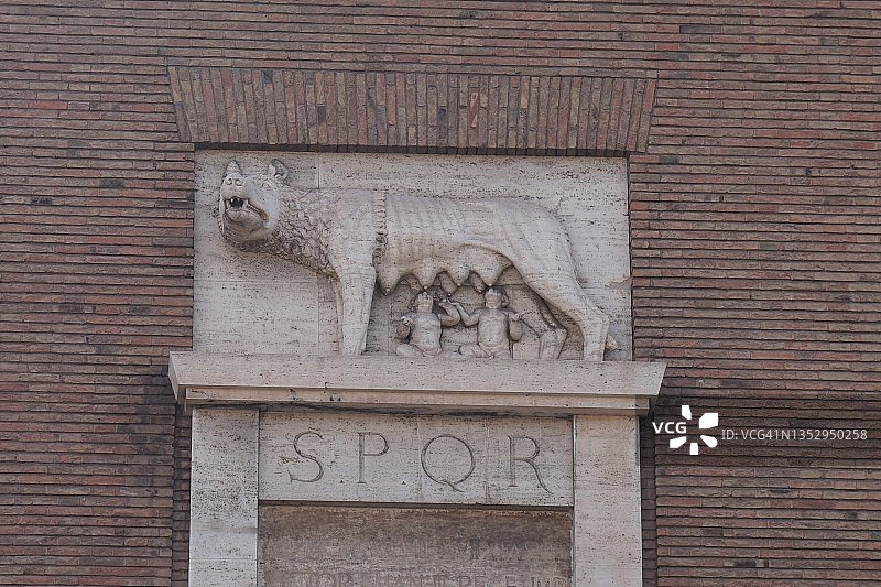 罗穆卢斯和瑞摩斯雕塑，SPQR，意大利罗马图片素材