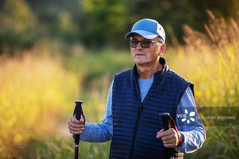 在大自然中散步的老年男人图片素材