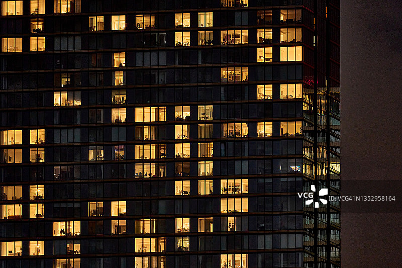 竖版黄昏时分的街区景象图片素材