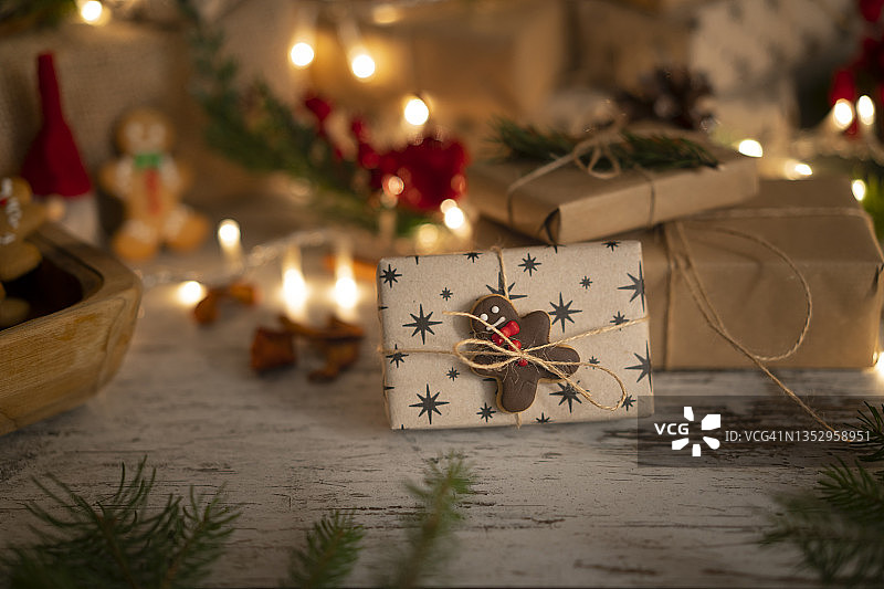 包裹礼物上的姜饼人装饰图片素材