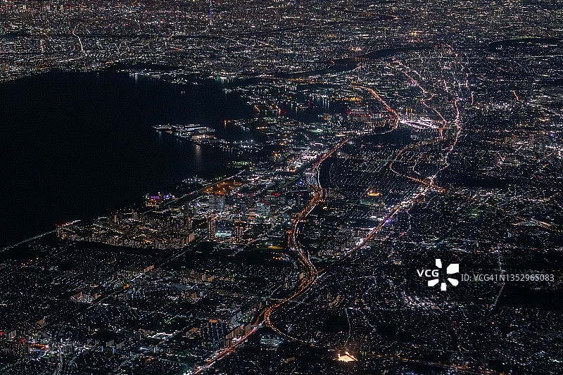 从飞机上俯瞰日本东京湾和千叶的夜景图片素材
