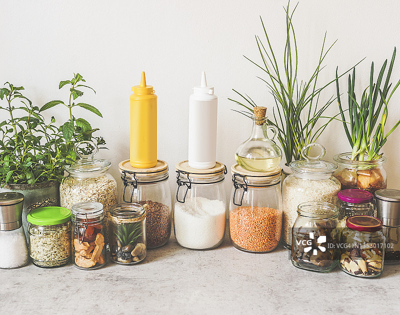 可持续家庭与环保厨房食品储存图片素材