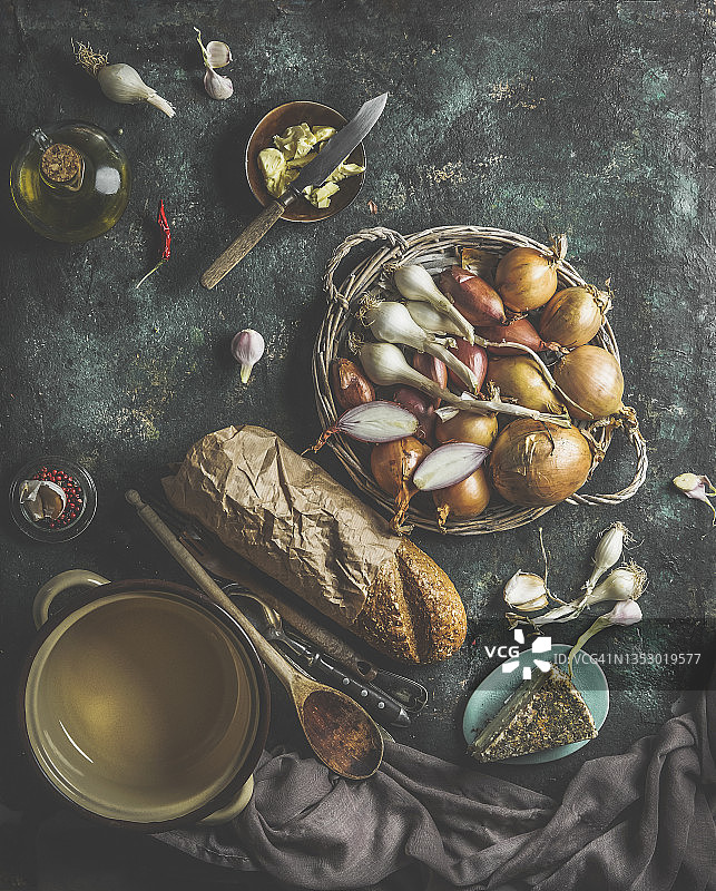 法式洋葱汤食材：各种洋葱、大蒜、法棍、香料和厨房用具图片素材