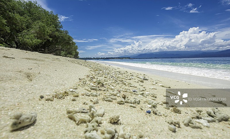 白色沙滩和珊瑚岩，吉利特拉旺岸海滩，龙目岛西努沙登加拉图片素材