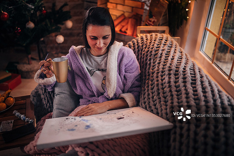 女人在家站着绘画图片素材