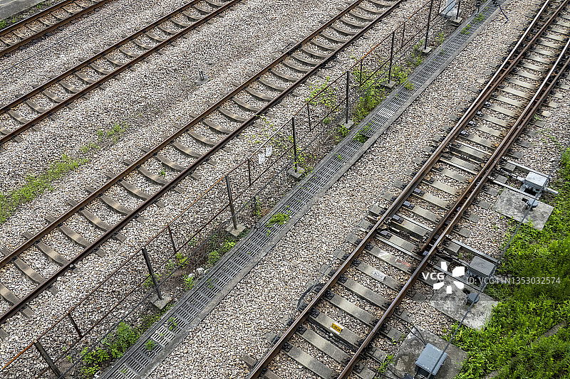 延伸的平行铁轨图片素材