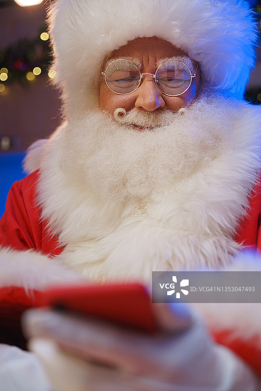 圣诞老人在拨打电话图片素材