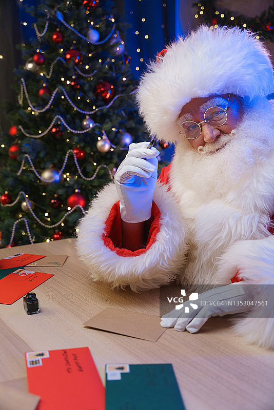 圣诞老人要签署信封图片素材