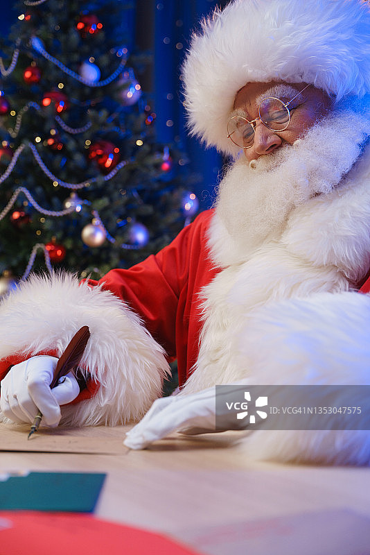 圣诞老人正在写信图片素材