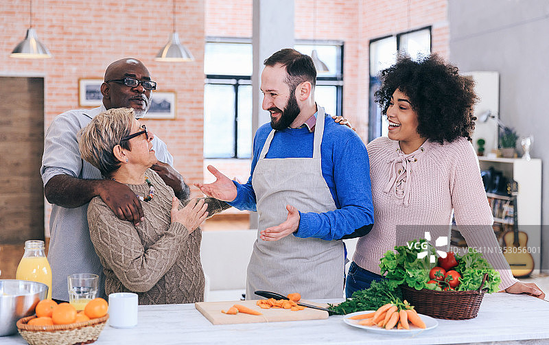 温馨的多代同堂家庭一起烹饪图片素材