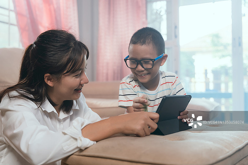 妈妈在家教孩子们如何上网和为上学做准备图片素材