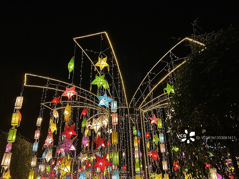 夜晚传统泰式灯笼上的泰式图案之美图片素材