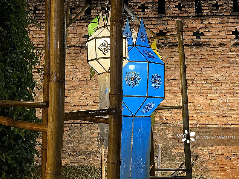 夜晚传统泰式灯笼上的泰式图案之美图片素材